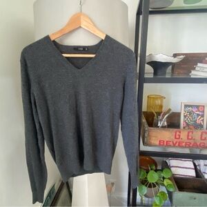 100% Cashmere Notify brand dark gray v neck long sleeve sweater Italy Italian